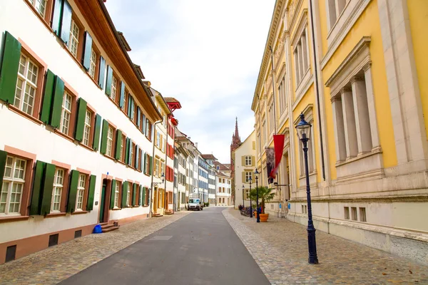 Ciudad vieja calle colorida en la ciudad de Basilea, Suiza — Foto de Stock