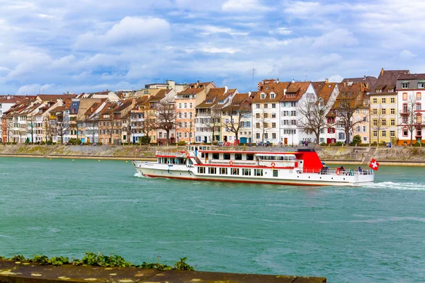 Veerboot op de Rijn en het oude stadsgebouw in Basel, Zwitserland — Stockfoto