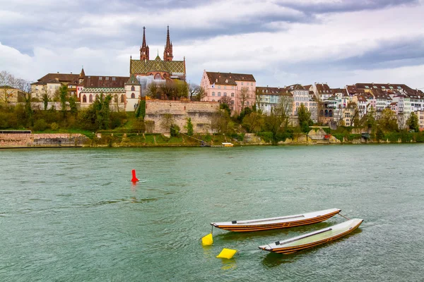 Uitzicht op de oude stad van Basel met cathederl kerk en Rijn, Zwitserland — Stockfoto