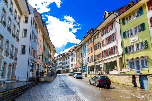 Calle del casco antiguo en la ciudad de Brugg, Suiza — Foto de Stock