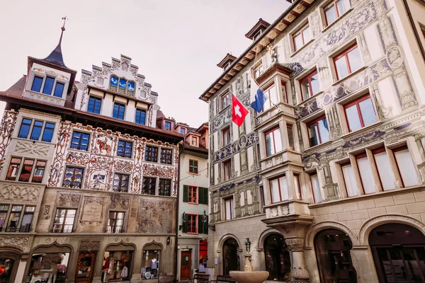 Fachadas de casas antiguas pintadas en Lucerna, Suiza — Foto de Stock