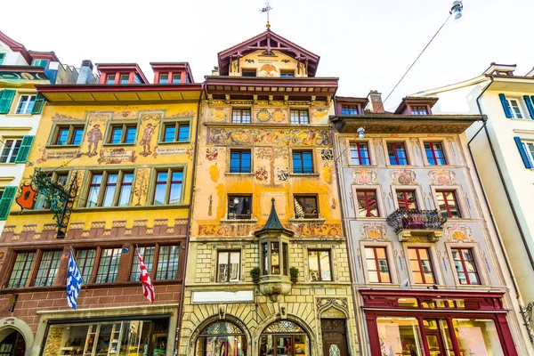 Fachadas de casas antiguas pintadas en Lucerna, Suiza — Foto de Stock