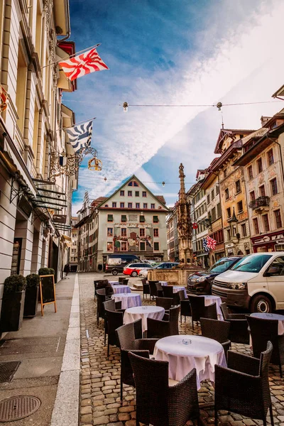 Calle del casco antiguo y mesas de restauración en la ciudad de Lucerna, Suiza — Foto de Stock