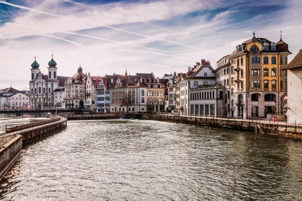 Prachtige oude stad architectuur over de rivier de Reuss in Luzern City, Zwitserland — Stockfoto