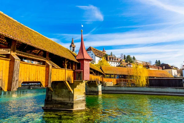 Uitzicht op de oude stadsgebouwen en houten brug over de Reuss-rivier in Luzern, Zwitserland — Stockfoto