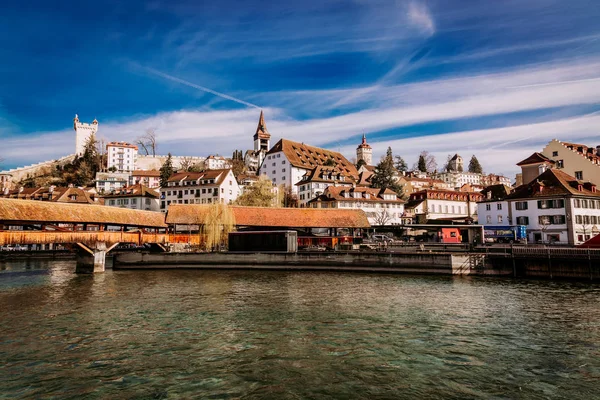 Kilátás a régi városi épületekre és a Reuss-folyón lévő fahídra Luzern, Svájc — Stock Fotó