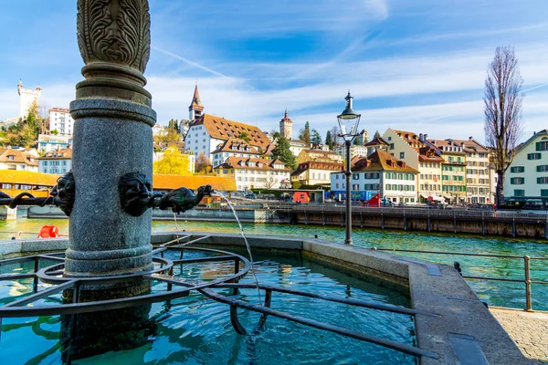 Oude stad fontein over de rivier de Reuss in Luzern oude stad, Zwitserland — Stockfoto