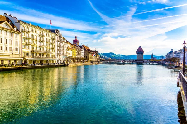 Oude stadsgebouwen over de Reuss River in Luzern stad, Zwitserland — Stockfoto