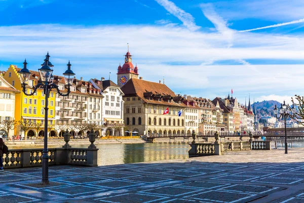 Óvárosi épületek a Reuss folyón, Luzern városában, Svájcban — Stock Fotó