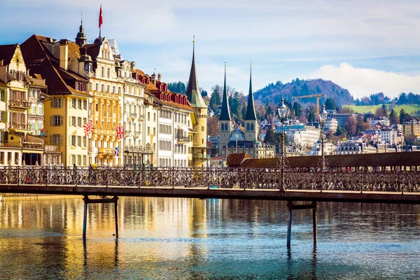 Oude stadsgebouwen over de Reuss River in Luzern stad, Zwitserland — Stockfoto