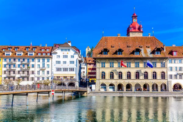 Oude stadsgebouwen over de Reuss River in Luzern stad, Zwitserland — Stockfoto