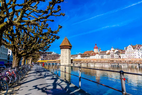 Kapellbrücke Historic Chapel Bridge and Waterfront bezienswaardigheden in Luzern, Zwitserland — Stockfoto