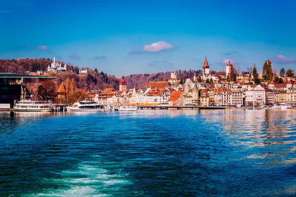 View from Lake Lucerne to Lucerne old town buildings, Switzerland — Stock Photo, Image