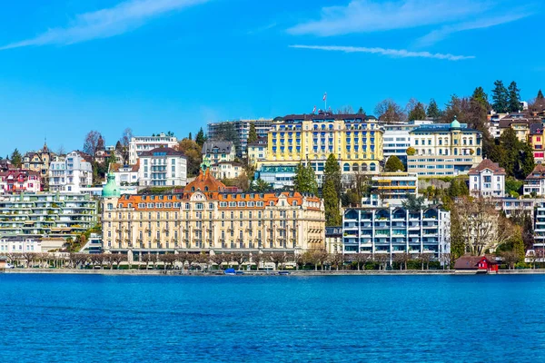 Pobřeží a budovy nad jezerním Luzerem, Švýcarsko — Stock fotografie