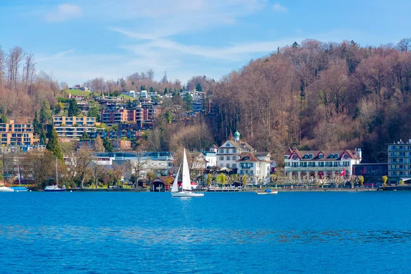 Riva del lago di Lucerna neer Lucerna città, Svizzera — Foto Stock