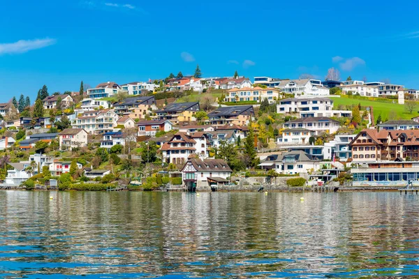 Vista sulla città Weggis dal lago di Lucerna, Svizzera — Foto Stock