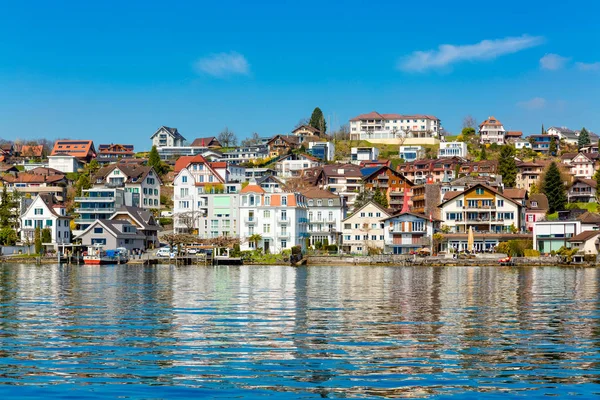 Pohled na město Weggis ze Lucernského jezera, Švýcarsko — Stock fotografie