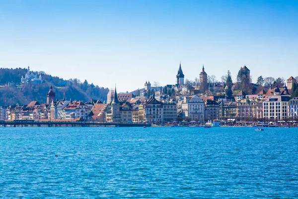 Uitzicht vanaf het meer van Luzern naar Luzern oude stad gebouwen, Zwitserland — Stockfoto