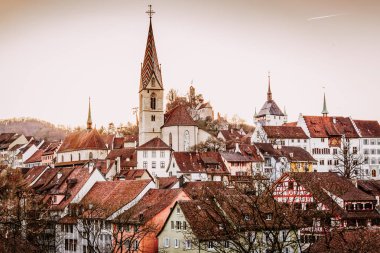 İsviçre'de Baden şehrinin eski şehir üzerinde gün batımı