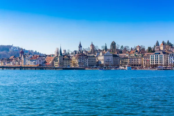 Uitzicht vanaf het meer van Luzern naar Luzern oude stad gebouwen, Zwitserland — Stockfoto