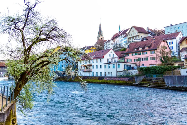 Baden-óváros épület a Limmat folyón Svájcban — Stock Fotó