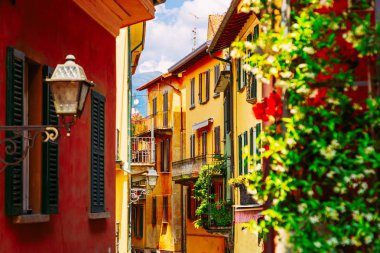 Bellagio kasabasında renkli İtalyan mimarisi, Lombardiya bölgesi, İtalya