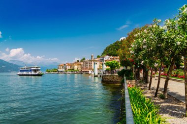 Bellagio kasabasında Como Gölü kıyısının görünümü, Lombardiya bölgesi, İtalya