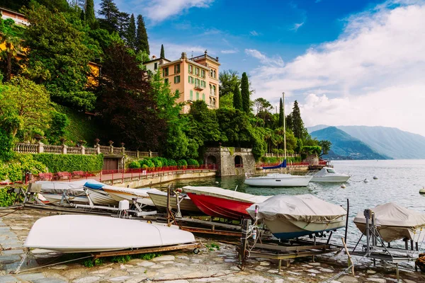 Kis vitorláskikötő a Come-tónál, Varenna Town, Olaszország — Stock Fotó