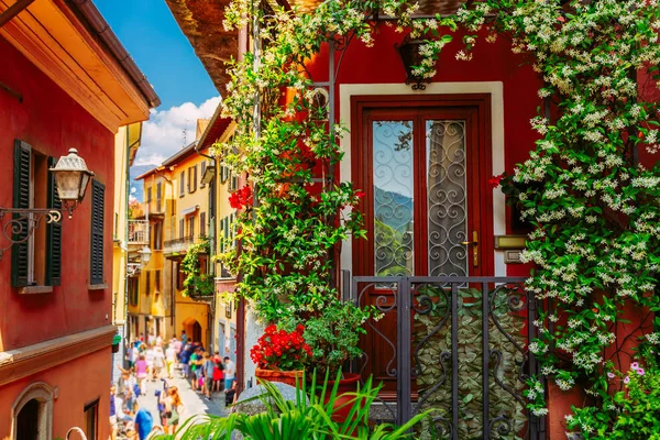 Colorida arquitectura italiana en la ciudad de Bellagio, región de Lombardía, Italia — Foto de Stock