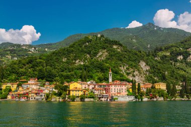 Como Gölü'nden görülen renkli Varenna kasabası, Lombardiya bölgesi, İtalya
