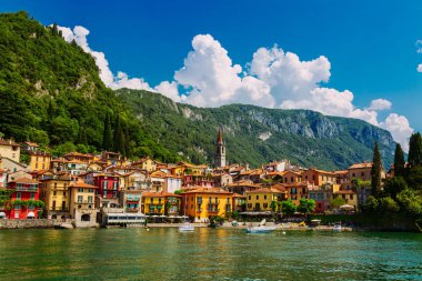 Como Gölü'nden görülen renkli Varenna kasabası, Lombardiya bölgesi, İtalya