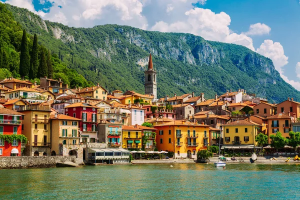 Pestré městečko Varenna viděno z jezera Como v Lombardii — Stock fotografie