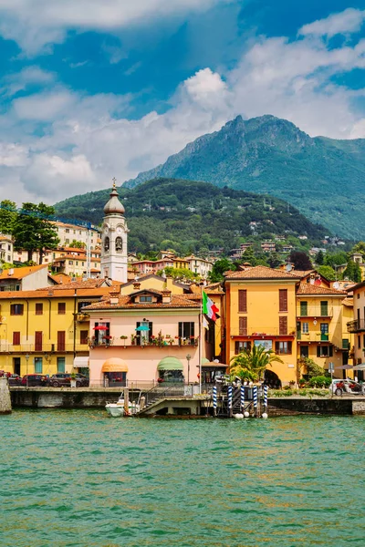 Menaggionbyen sett fra Comosjøen i Lombardia, Italia – stockfoto