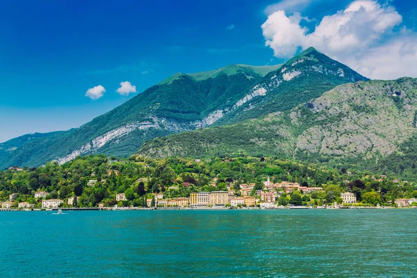 Na břehu jezera Como se nachází člun, region Lombardie, Itálie — Stock fotografie