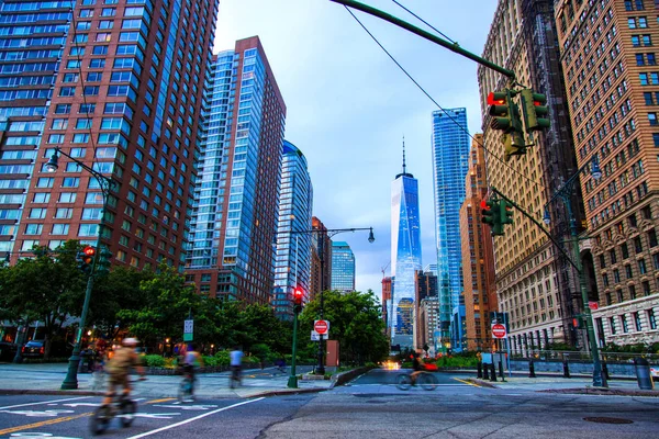 Rio Hudson Greenway e ciclistas com vista One WTC em Nova York — Fotografia de Stock