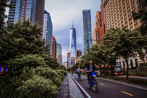 Hudson River Greenway and cyclists with One WTC view in New York City — Stock Photo, Image