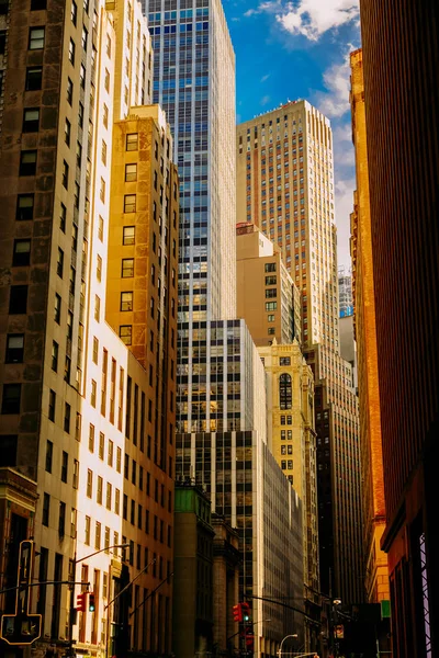 Narrow street with high buildings of Wall Street District in New York City — Stock Photo, Image