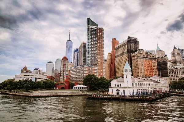 Budynki Pier A i Lower Manhattan w Nowym Jorku — Zdjęcie stockowe