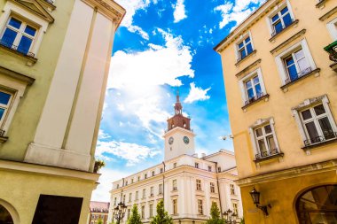 Kalisz, Polonya şehrinde belediye binası ile Eski şehir meydanı