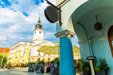 Eski şehir meydanı Kalisz, Polonya şehrinde bir belediye binası binası