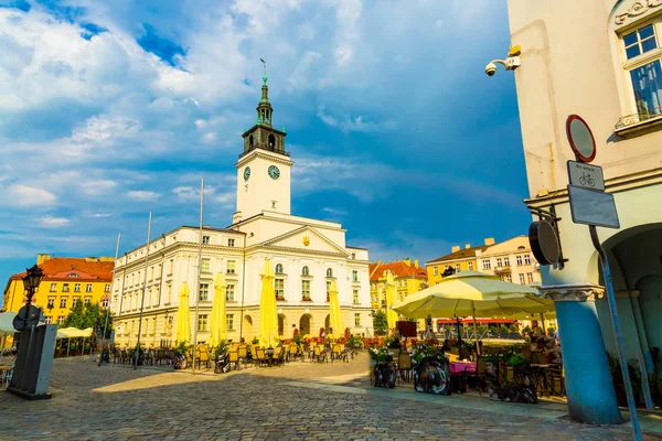 Plaza del casco antiguo un edificio del ayuntamiento en la ciudad de Kalisz, Polonia — Foto de Stock