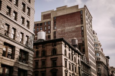 New York binası ve süs cephesinde su tunk