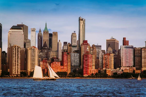 Panorama del Bajo Manhattan y Río Hudson tomados de la ciudad de Yersey al atardecer, Ciudad de Nueva York — Foto de Stock