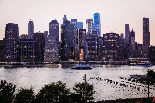 East River ao entardecer com Manhattan Panorama, Nova Iorque — Fotografia de Stock