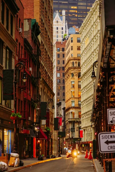 Narrow street of Wall Street District in New York City — Stock Photo, Image