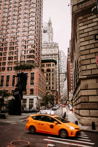 Yellow New York Cab on Lower Manhattan street — Stock Photo, Image