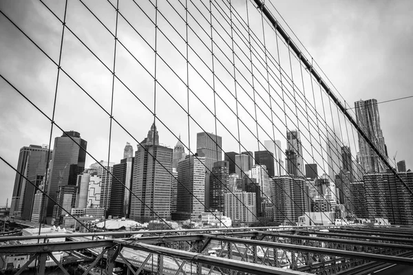 Vista de Manhattan desde Brooklyn Bridge en Nueva York en tono blanco y negro — Foto de Stock