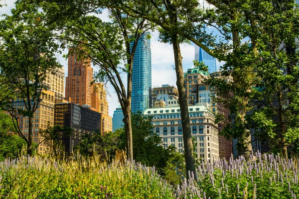Battery Park and Manhattan buildings in New York City — Stock Photo, Image