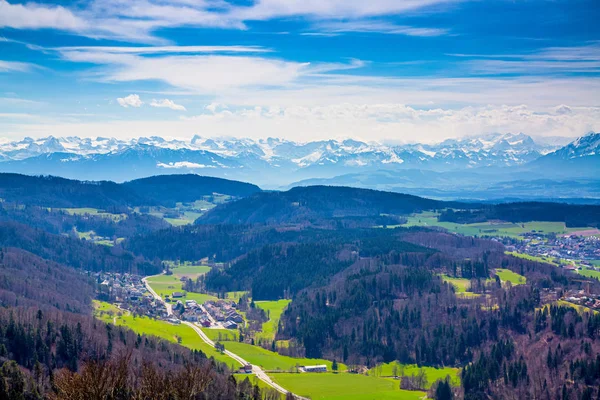 Panorama de alpes e cidades Wettswil, Stallikon e Bonstetten da torre de odores na montanha Uetliberg — Fotografia de Stock