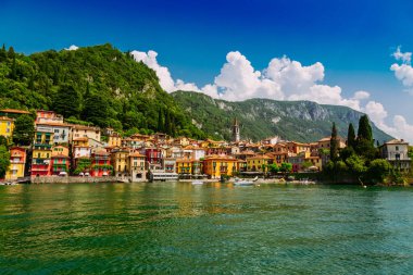 Como Gölü'nden görülen renkli Varenna kasabası, Lombardiya bölgesi, İtalya